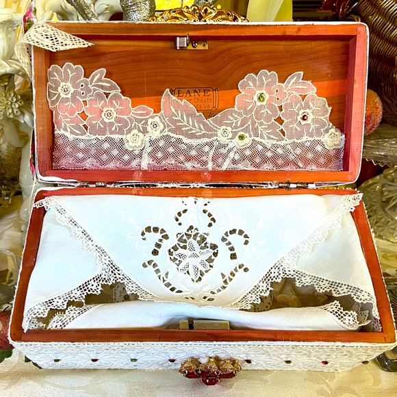 Christmas Lane Hope Chest Vintage Miniature, Vintage Lace, Jewel, Vestments, NEW - Picture 6 of 10